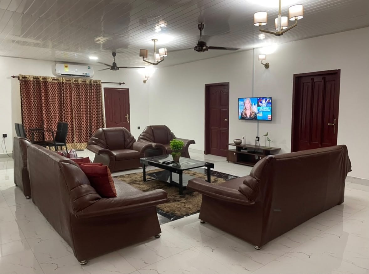 Living room with leather sofas, TV and air conditioning